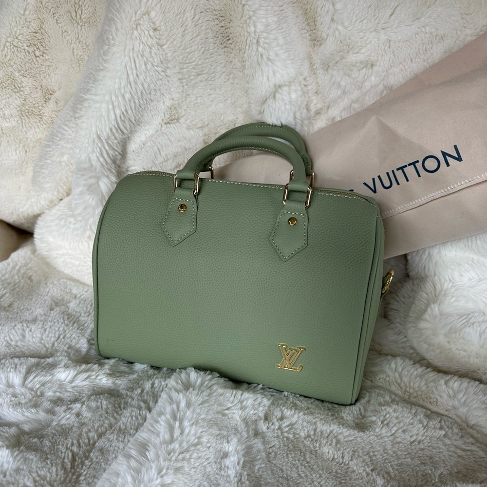 🍏VERY HIGH QUALITY BAG🍏
🌸Pristine condition🌸